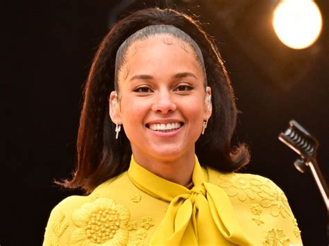 Alicia Keys shows off her bikini body, turns 42